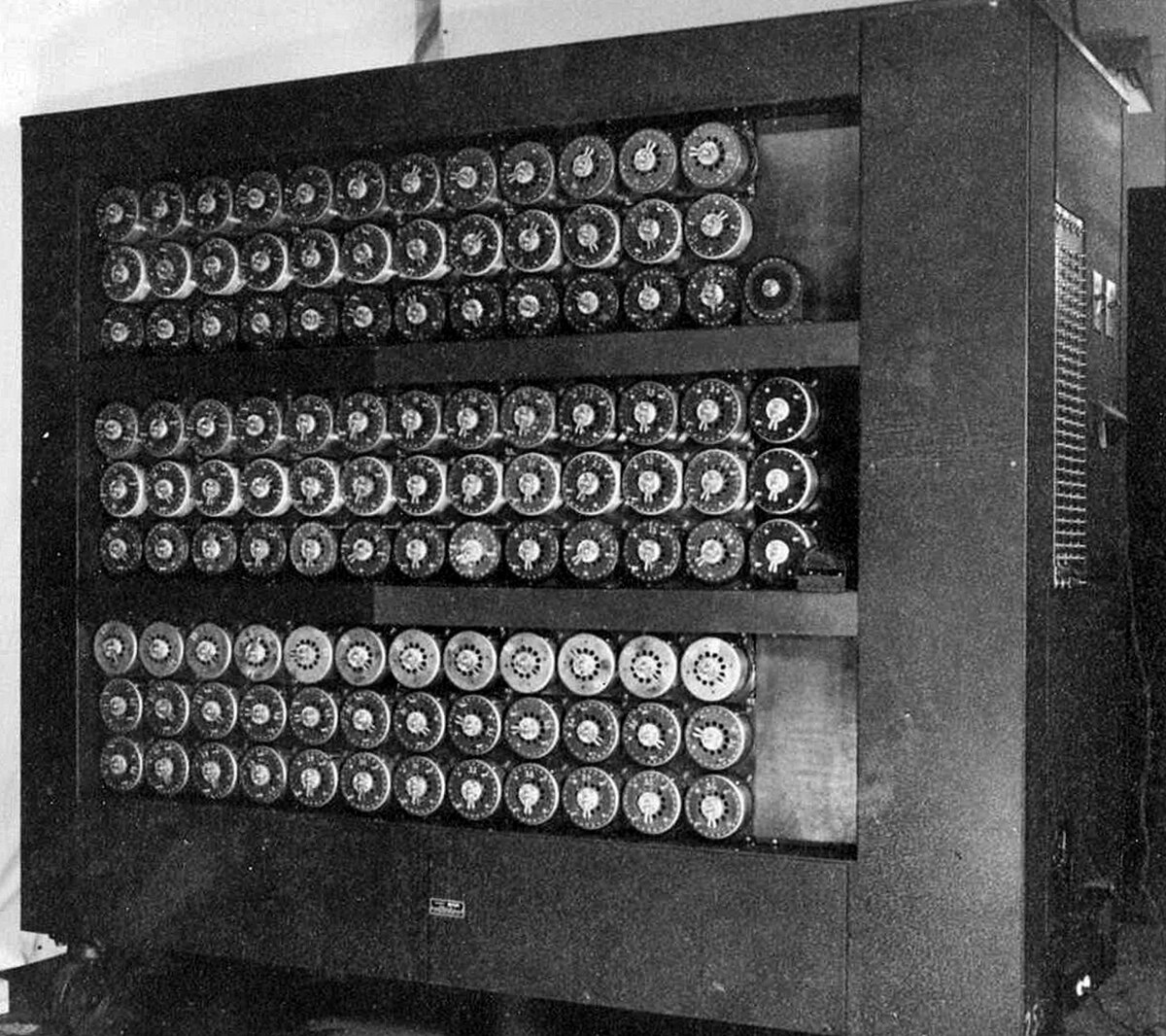 Bombe · 1940 · 布莱切利园 · 图灵团队造的机电式密码破译机